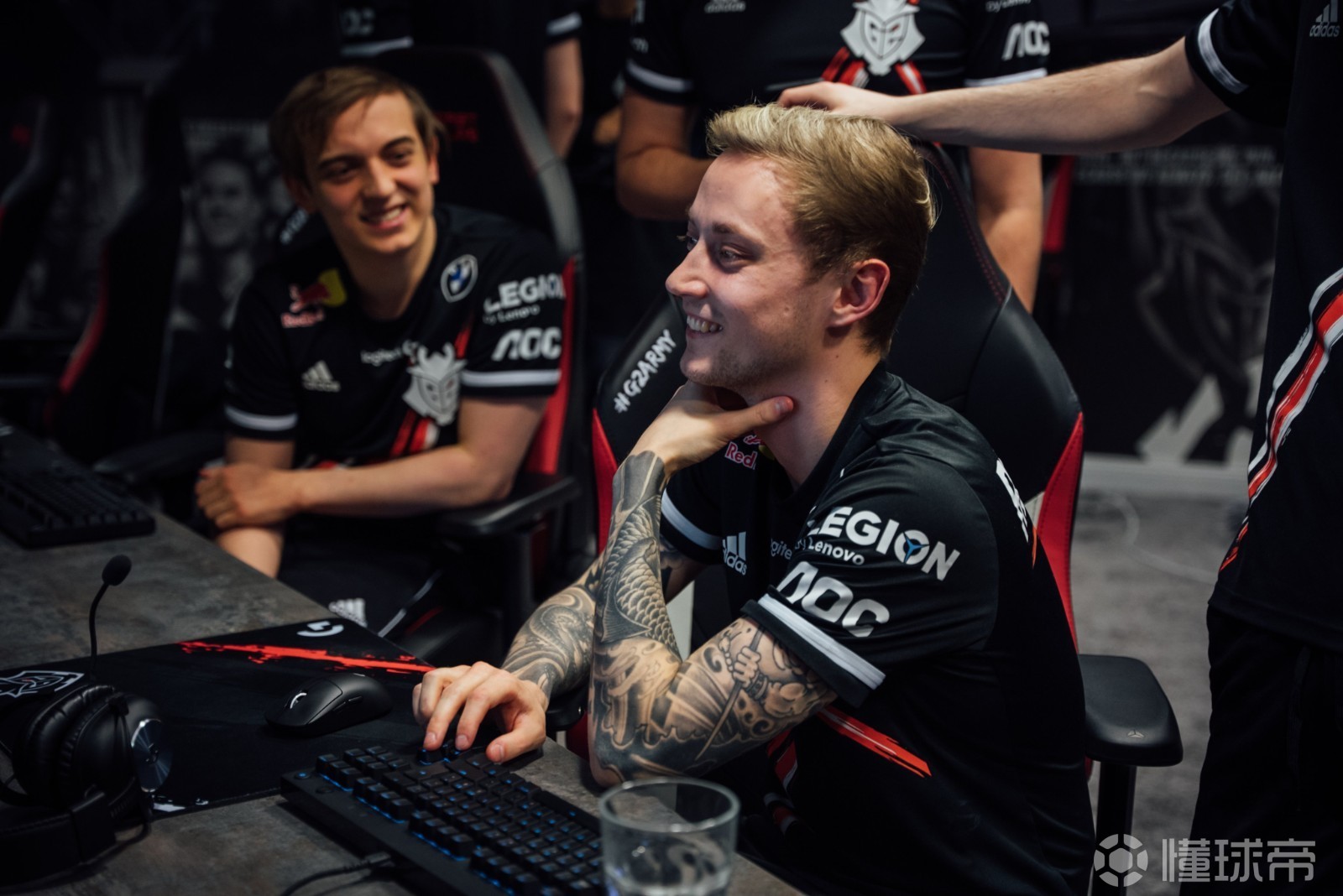 包含EG碾压HKA，Caps极限生还后反打峡谷大战全球总决赛，让粉丝疯狂欢呼的词条