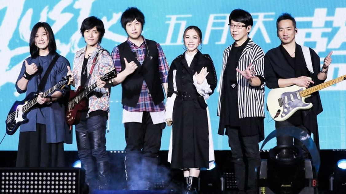 包含EG碾压HKA，Caps极限生还后反打峡谷大战全球总决赛，让粉丝疯狂欢呼的词条