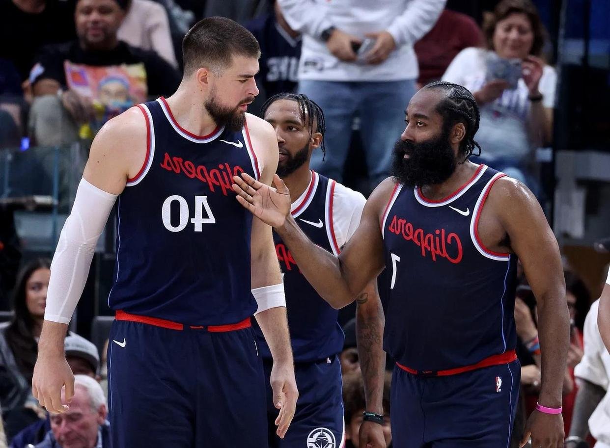 快船队高层讨论球队战术调整，明年或迎来新风向，稳步上升